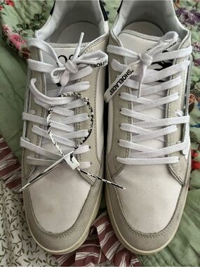 White mens Low-Top Lace-Up Sneakers